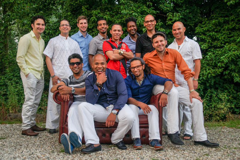 TOMI Y SU TIMBALIGHT